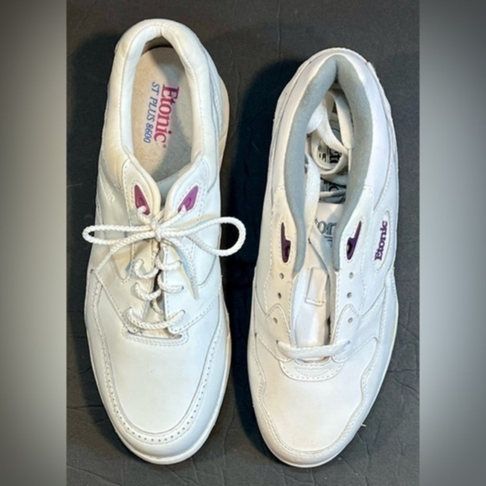 Etonic white leather low top cleat golf tennis shoes ladies right 8.5. Left 7M